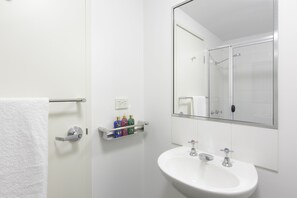 Studio Suite cơ bản | Phòng tắm | Buồng tắm vòi sen, khăn tắm 