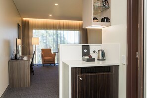 1 bedroom, premium bedding, pillow-top beds, in-room safe - Alexandra Hills Hotel Suites (Alexandra Hills)