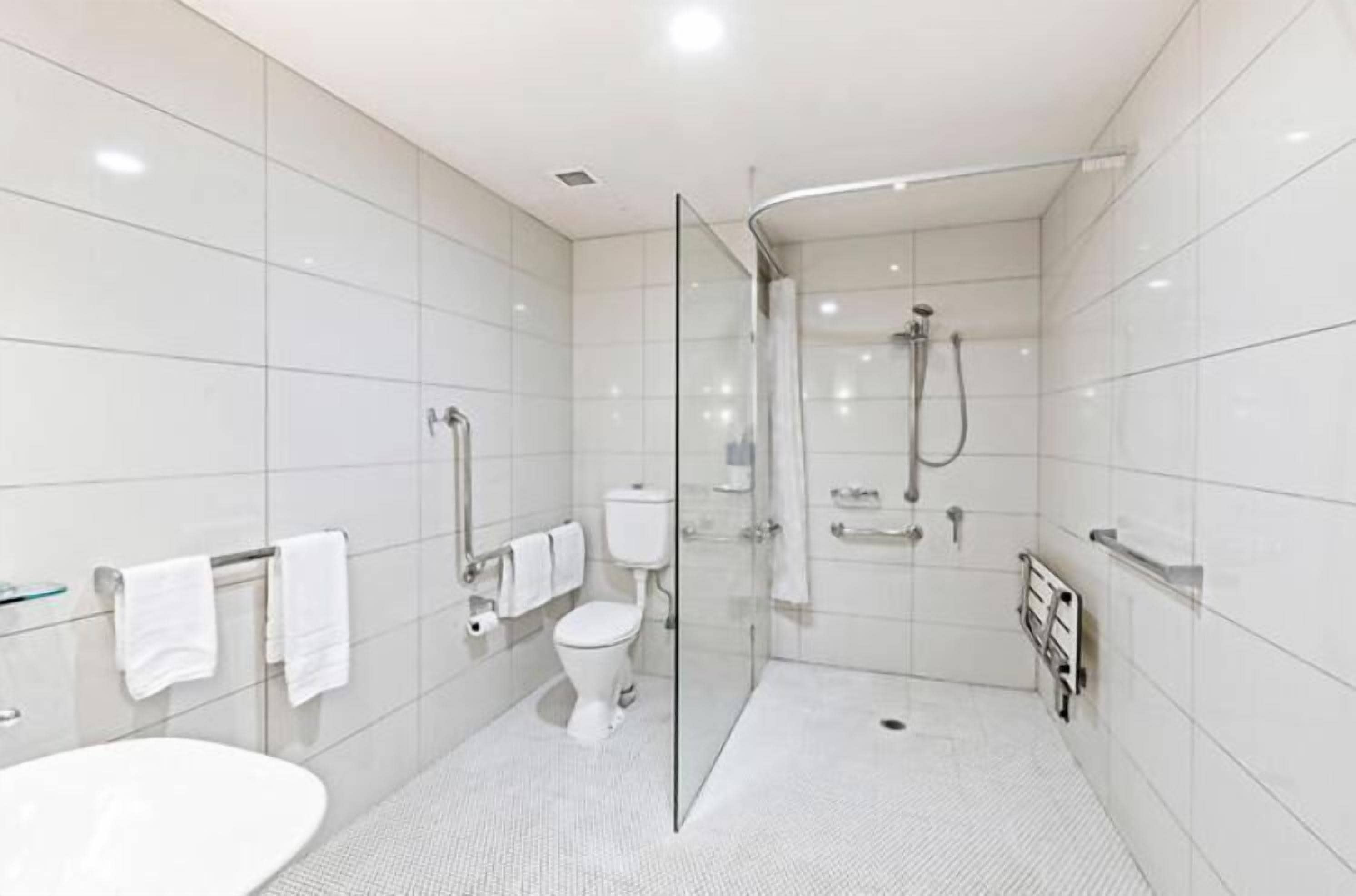 executive king suite | accessible bathroom