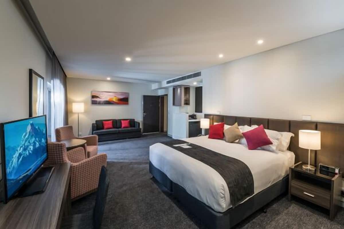 deluxe suite | 1 bedroom, premium bedding, pillow-top beds, in-room safe