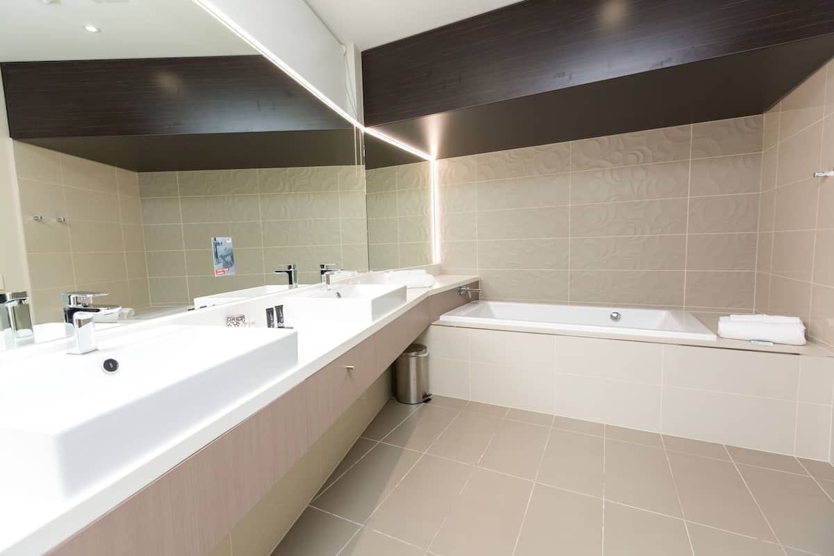 deluxe suite | deep-soaking bathtub