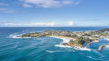 Playa en los alrededores y playa de arena blanca