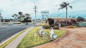 A sign for Harbourview House with amenities like air conditioning, wifi, and good views. - Harbourview House (Bermagui)