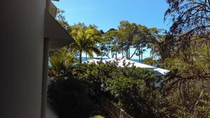 Garden view - Charlton Apartments (Torquay)