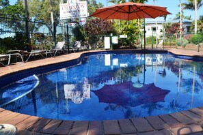 Outdoor pool - Charlton Apartments (Torquay)