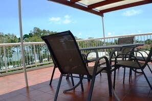 Penthouse panorámico, varias habitaciones, balcón, vista al océano | Terraza o patio