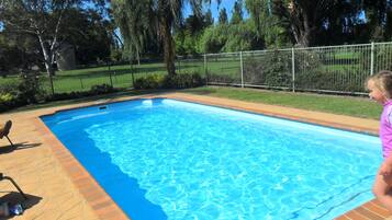 Piscina externa, espreguiçadeiras