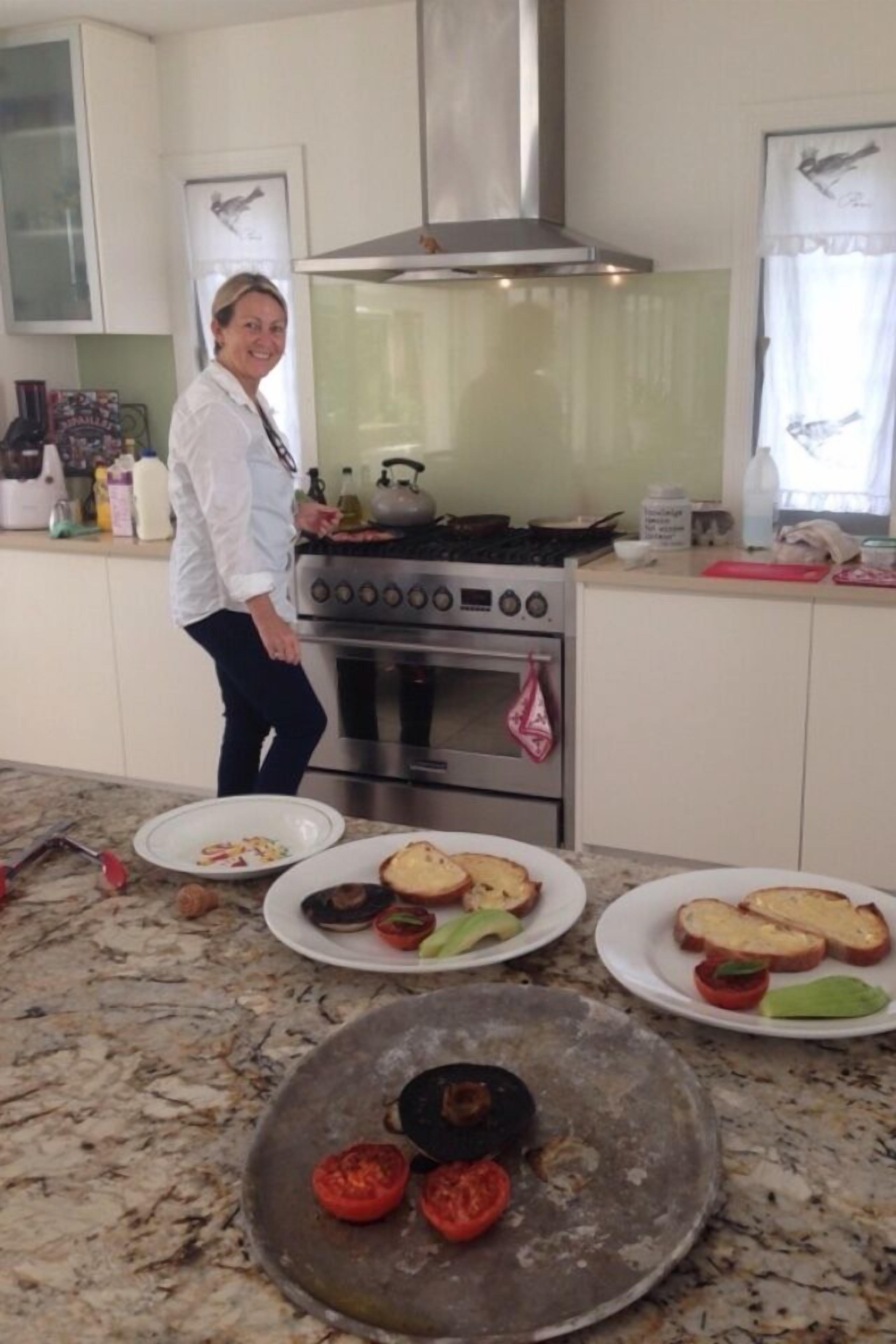 Una cocina con estufa, horno y varios alimentos sobre la encimera.