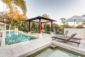 Outdoor pool, sun loungers - Alaya Verde (Ringtail Creek)