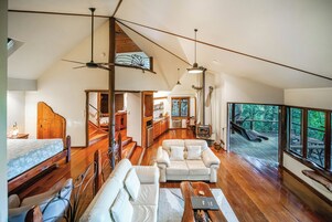 Quarto (Wait A While - 2 Nights) | Banheiro | Chuveiro, produtos de toalete de grife, secador de cabelo 