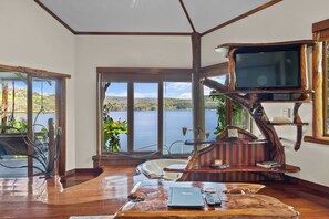 Honeymoon boomhut, niet-roken, uitzicht op meer | Woonruimte | Lcd-televisie, een open haard en een dvd-speler