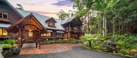 Vista frontal de la propiedad