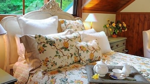 Premium bedding, down comforters, iron/ironing board, WiFi (free) - Mary Card's Coach House (Mount Dandenong)