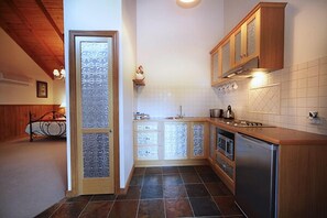 Standard-Studio, Nichtraucher, Kochnische (Self-contained cottage) | Eigene Küche | Kühlschrank, Mikrowelle, Herdplatte, Wasserkocher mit Kaffee-/Teezubehör