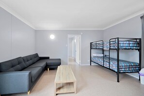 Suite estándar, 1 habitación, no fumadores, cocina (Self-contained Cabin) | Zona de estar | Una televisión LCD, un reproductor de DVD