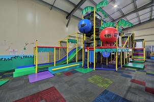 Zona de juegos infantil cubierta