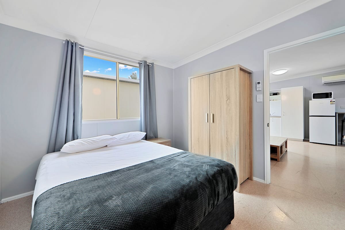 X - Standard Suite, 1 Bedroom, Non Smoking, Kitchen (Self-contained Cabin) | Soundproofing, iron/ironing board