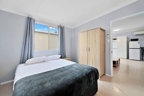 Suite estándar, 1 habitación, no fumadores, cocina (Self-contained Cabin) | Sistema de insonorización y tabla de planchar con plancha