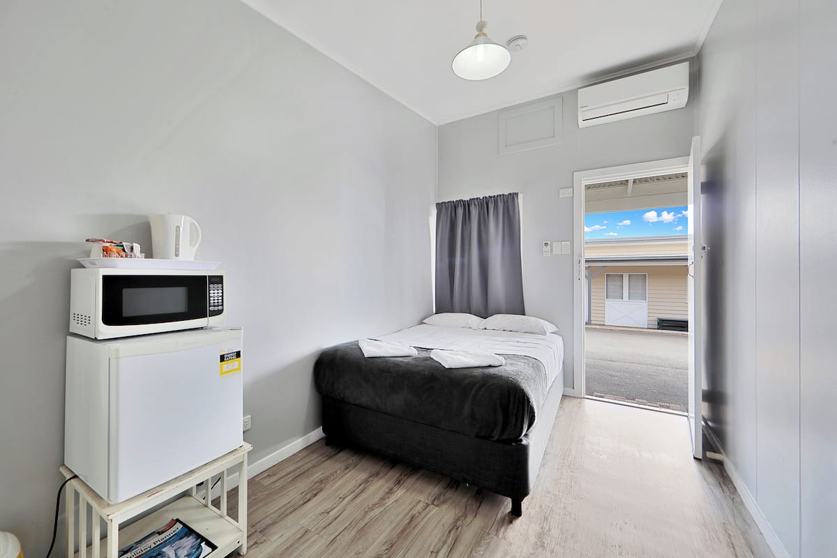 Budget Single Motel Room | Soundproofing, iron/ironing board