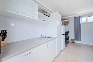 标准套房, 1 间卧室, 无烟房, 厨房 (Self-contained Cabin) | 私人厨房 | 冰箱、微波炉、茶具/咖啡用具、电热水壶