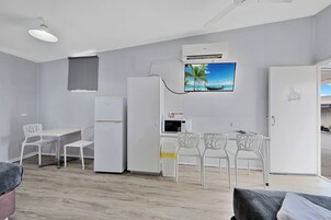 家庭房, 无烟房 | 起居区 | 液晶电视、DVD 播放器