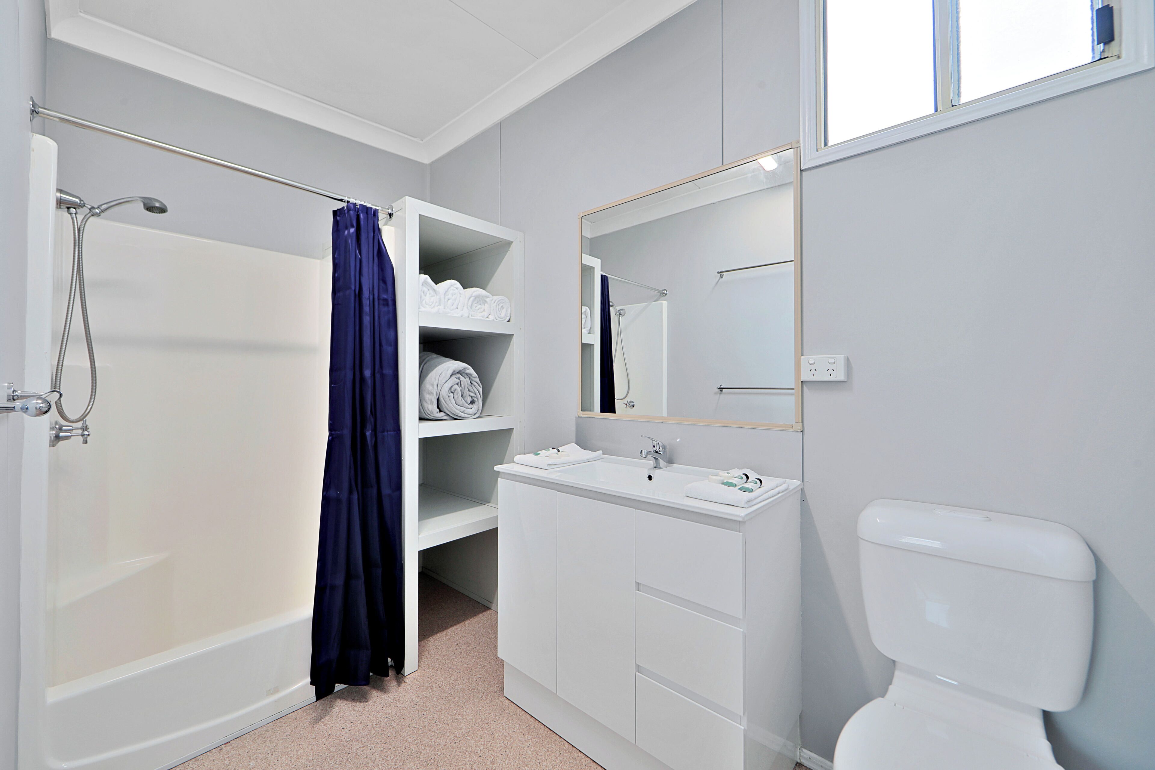 Un baño moderno con bañera, lavabo e inodoro.