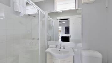 Budget Single Motel Room | Bathroom | Shower, free toiletries, hair dryer, towels