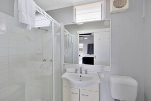 Quarto standard, para não fumantes | Banheiro | Chuveiro, produtos de toalete grátis, secador de cabelo 