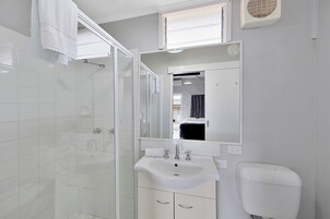 Budget Single Motel Room | Bathroom | Shower, free toiletries, hair dryer, towels
