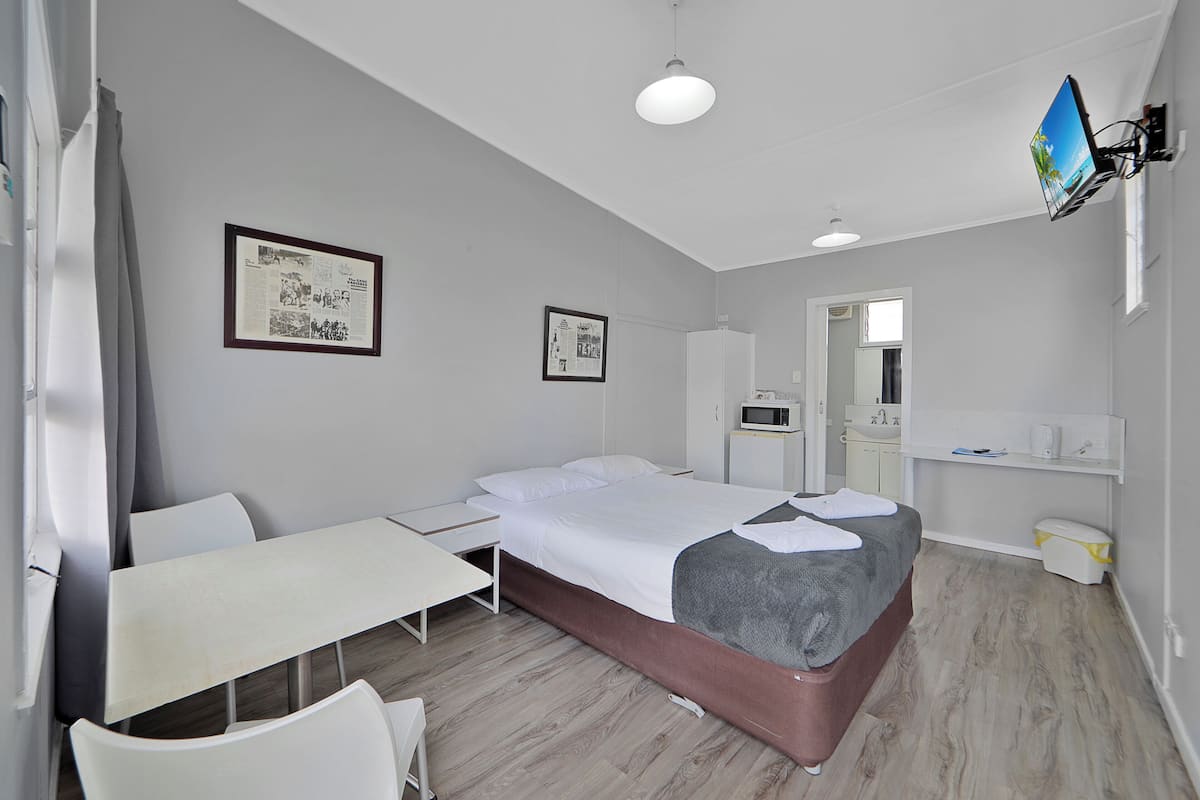 Queen Motel Room | Soundproofing, iron/ironing board