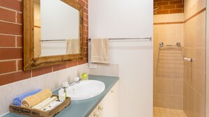 Douche, articles de toilette de luxe, sèche-cheveux, serviettes fournies