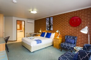 Premium bedding, individually decorated, individually furnished, desk - Yackandandah Motor Inn (Yackandandah)