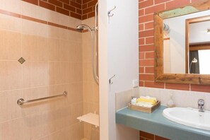 Shower, designer toiletries, hair dryer, towels - Yackandandah Motor Inn (Yackandandah)