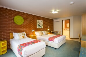 Premium bedding, individually decorated, individually furnished, desk - Yackandandah Motor Inn (Yackandandah)