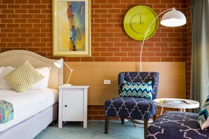 Premium bedding, individually decorated, individually furnished, desk - Yackandandah Motor Inn (Yackandandah)