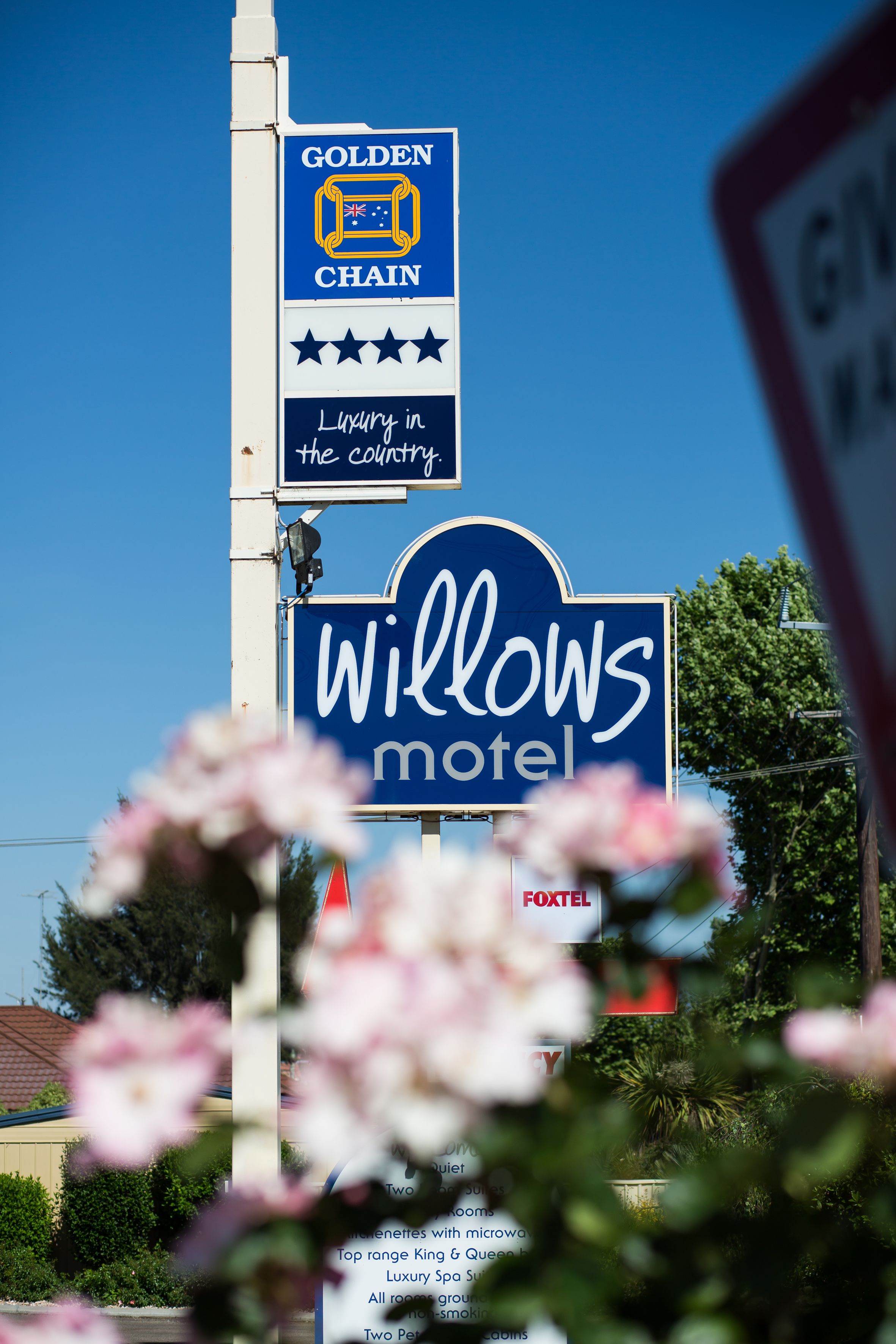 Señal de motel con un logotipo y estrellas que indican una calificación de 5 estrellas.