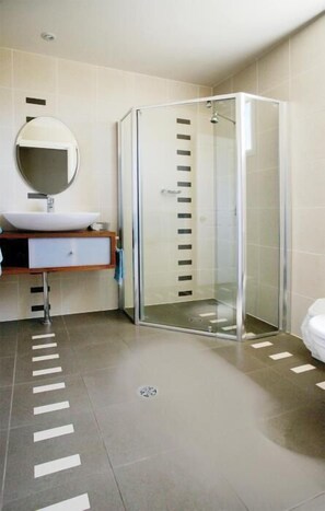 Executive studio, niet-roken, kitchenette | Badkamer met douche