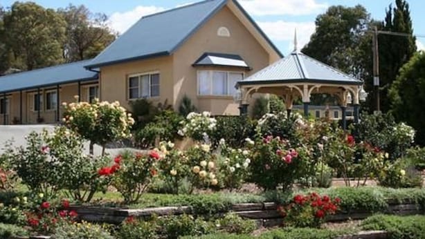A house with a garden in front. - Willows Motel Goulburn (Goulburn)
