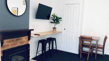 Standardzimmer, 1 Queen-Bett, Whirlpool | Individuell dekoriert, individuell eingerichtet