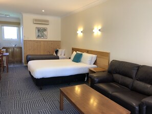 标准双床房, 多张床 | 特色装修、特色家居、笔记本电脑工作  区、遮光窗帘