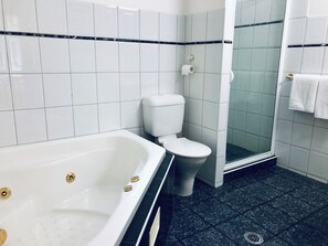 Standardrum - 1 queensize-sÀng - bubbelbad | Badrum | Gratis toalettartiklar, hÄrtork och handdukar