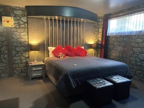 高档床上用品、加厚床垫、迷你吧、特色装修