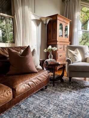 Phòng Suite Tiêu chuẩn, 2 phòng ngủ, không hút thuốc, bếp (Woolrich Cottage) | Khu phòng khách | TV LED, lò sưởi, đầu đĩa DVD