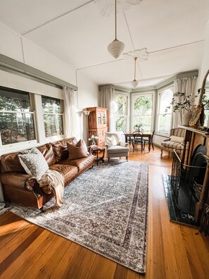 LED TV, fireplace, DVD player - Woolrich Historic Garden Cottage (Olinda)