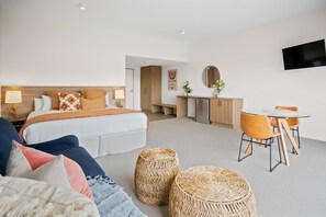 Studio, 1 grand lit, balcon, vue sur la marina (1) | Minibar, bureau, espace de travail pour ordinateurs portables