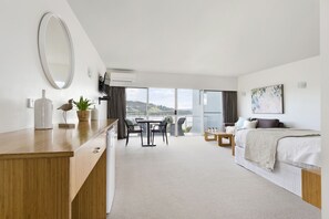 Minibar, escritorio y espacio para trabajar con laptop