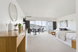 开间, 1 张大床, 阳台, 海滨景观 (1) | 迷你吧、办公桌、笔记本电脑工作区、遮光窗帘