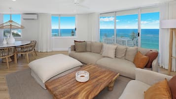 Penthouse Premium, 3 chambres, vue océan | Coin séjour | Télévision à écran plat de 1 pouces avec chaînes numériques