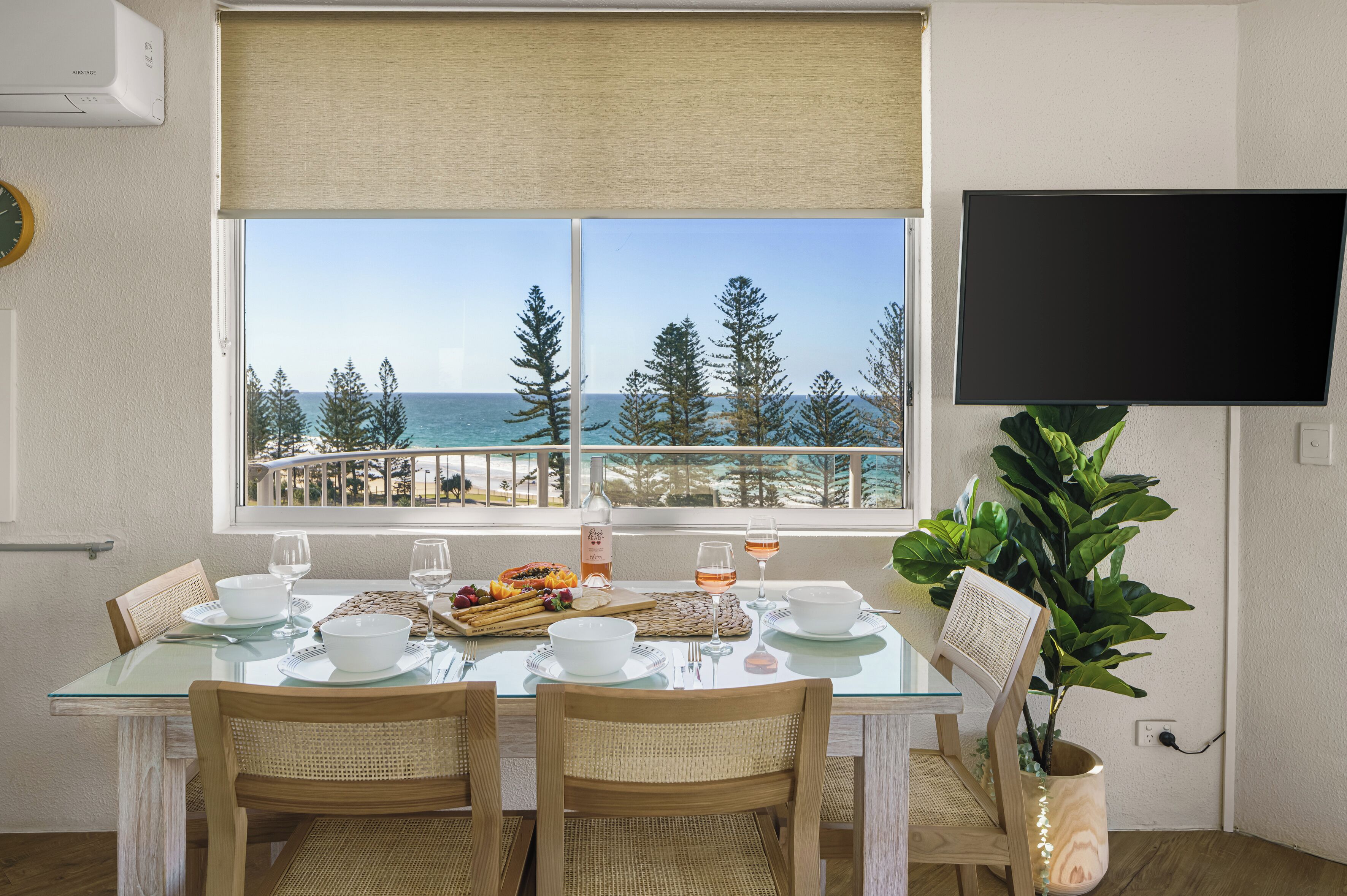Ocean View Superior Apartment | In-room dining