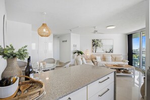 Premium-lejlighed - havudsigt (Superior) | Opholdsområde | 1-tommers fladskærms-tv med digitale kanaler, plasma-tv, bordtennisbord